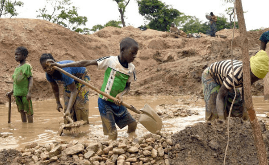 Des enfants mineurs travaillant dans les mines en République démocratique du Congo