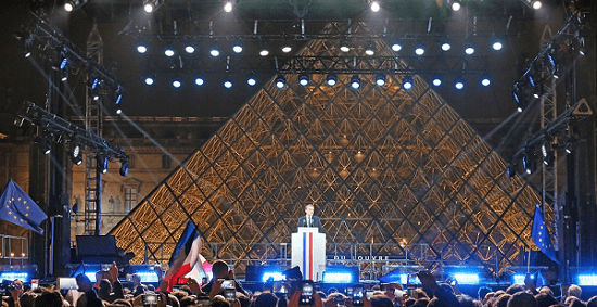 Macron devent la Pyramide